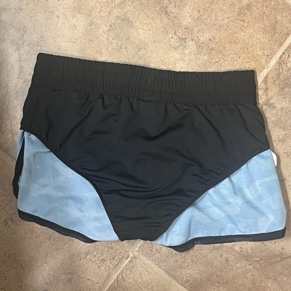 💫Vuori Women’s Clementine Shorts 2.0, Small, Black Camo, Gently Worn! - Picture 12 of 12